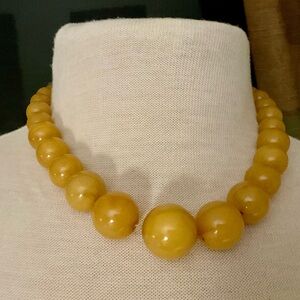 Vintage Butterscotch Yellow Graduating Sized Beads Necklace With Barrel Clasp
